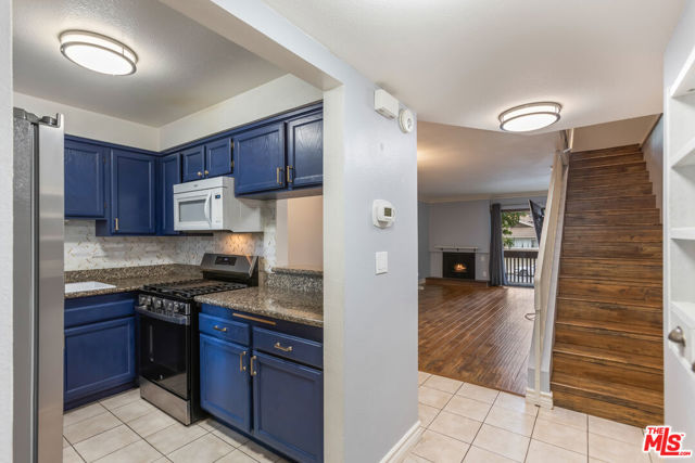 15215 Magnolia Boulevard, 131 photo 5