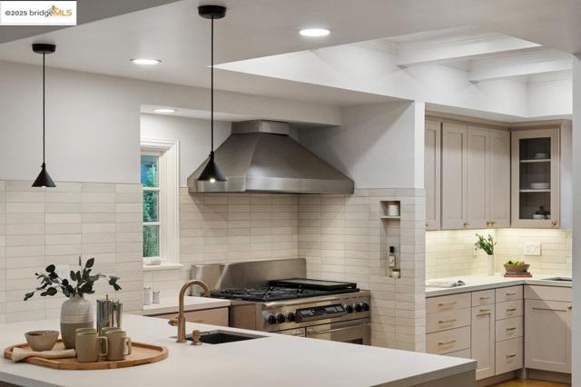 6452 Ascot Dr, Oakland CA: https://media.crmls.org/mediaz/d6fa7b65-11fb-45ea-883d-fbf9187f1594.jpg
