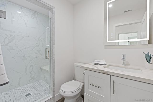 1384 Cynthia Ln, Carlsbad CA: https://media.crmls.org/mediaz/d6fadca4-b837-4a05-869e-55a74960aef4.jpg