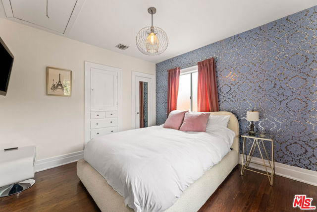 11202 Emelita Street, North Hollywood CA: https://media.crmls.org/mediaz/d6fd641e-025c-4a90-8358-4d2637fee87e.jpg