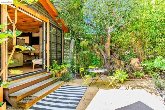 6108 Hillegass Ave, Oakland CA: https://media.crmls.org/mediaz/d6fd9097-cb4a-493e-b376-1148041c66e0.jpg