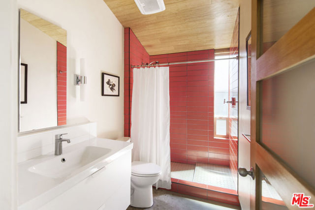 4989 Vincent Avenue, Los Angeles CA: https://media.crmls.org/mediaz/d6fe9c3c-c22c-44dc-8556-d1e60b91b80d.jpg