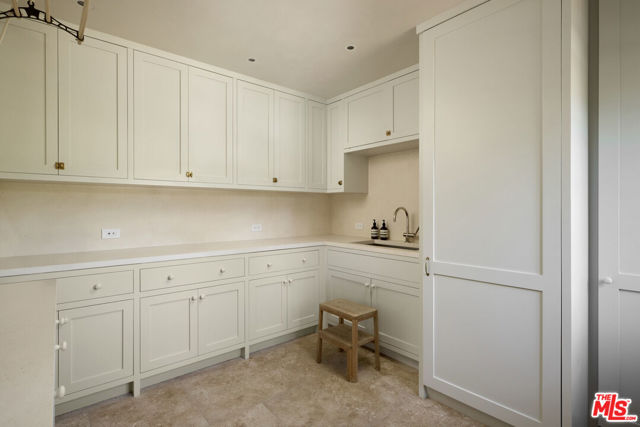 239 W Channel Road, Santa Monica CA: https://media.crmls.org/mediaz/d6feb0e7-a5d8-4bd9-a07d-418f41e8a536.jpg