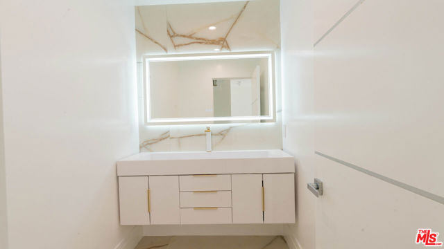 10520 Ashton Avenue, Los Angeles CA: https://media.crmls.org/mediaz/d6fff303-bbd6-4966-baf8-2e9169c3879b.jpg