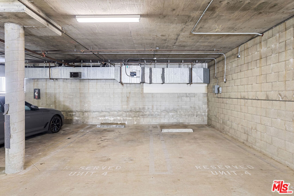 https://media.crmls.org/mediaz/d700097e-aefb-4161-8d62-f8aeccbaf425.jpg?preset=X-Large