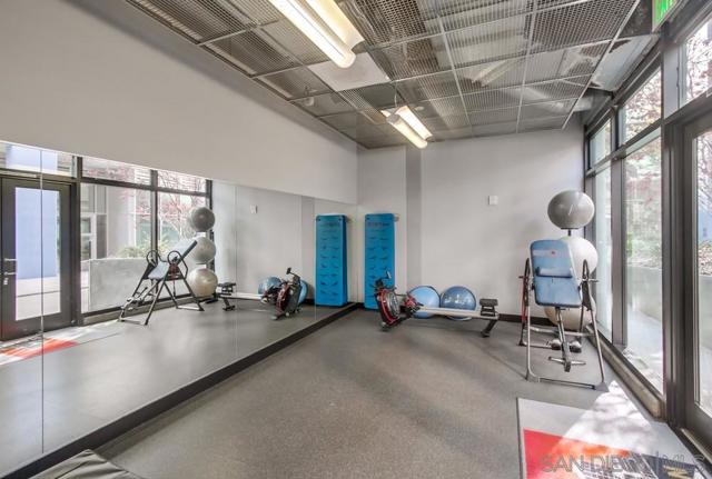 321 10th Ave, San Diego CA: https://media.crmls.org/mediaz/d700cde3-024e-4a4e-97a5-d1299601b85c.jpg