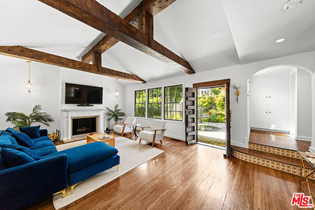 6626 Cahuenga Terrace, Los Angeles CA: https://media.crmls.org/mediaz/d7017c13-e83f-46bd-9727-df171f1e4f42.jpg