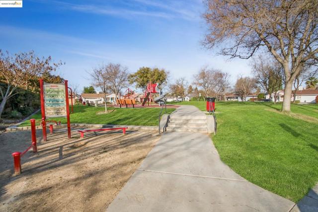 3050 Browning Ct, Brentwood CA: https://media.crmls.org/mediaz/d7020fba-79a7-4195-8bdd-27fe1feca770.jpg