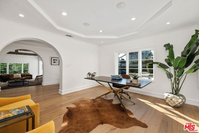 514 N Walden Drive, Beverly Hills CA: https://media.crmls.org/mediaz/d7029d0c-5490-4b8e-b9bf-8f95bc04945b.jpg