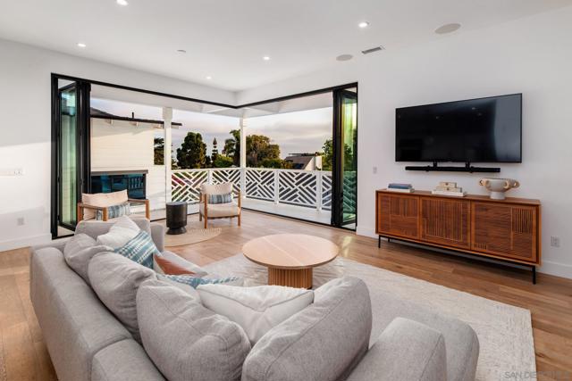 1041 Van Nuys St, San Diego CA: https://media.crmls.org/mediaz/d703ce9d-1b10-4241-9e15-03b4edfe2cd9.jpg