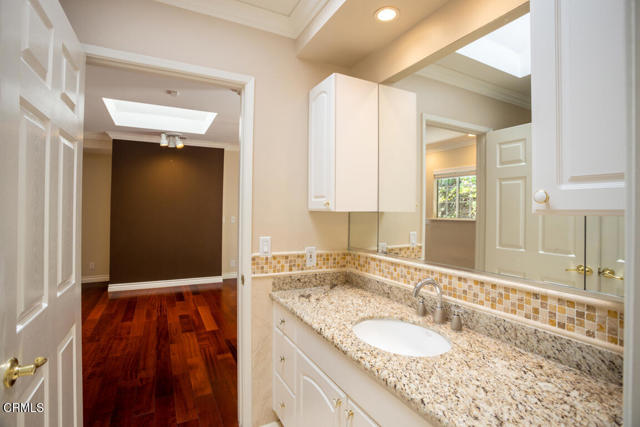 4841 Crown Avenue, La Canada Flintridge CA: https://media.crmls.org/mediaz/d703f7c0-1182-4d63-9e03-69fb9e99892c.jpg