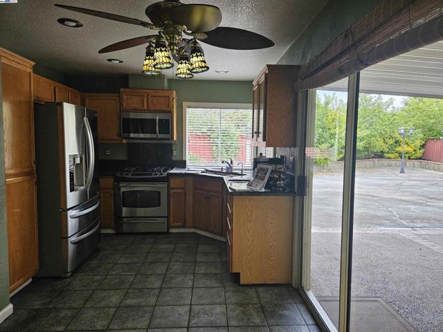 24909 Avocado Ct, Hayward CA: https://media.crmls.org/mediaz/d7049d7e-219d-4a88-9fa3-6f50227fece7.jpg