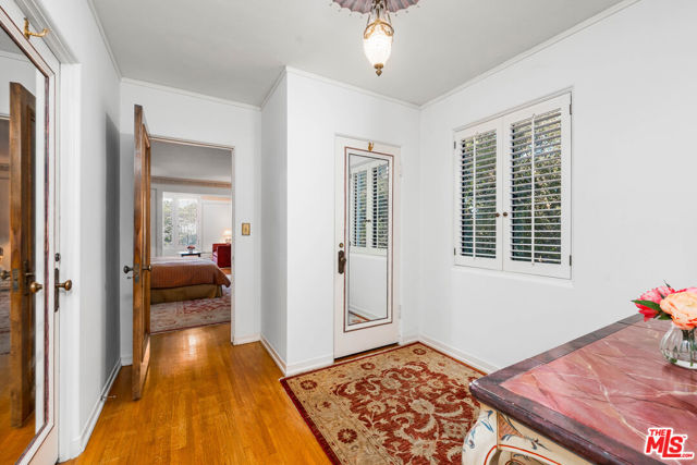 191 S Hudson Avenue, Los Angeles CA: https://media.crmls.org/mediaz/d7066b7d-894e-4914-abf4-256ade303a67.jpg