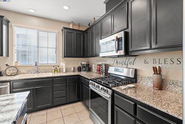 248 Alta St, Brentwood CA: https://media.crmls.org/mediaz/d7068029-a1e6-475e-86e6-86a6af4becf6.jpg