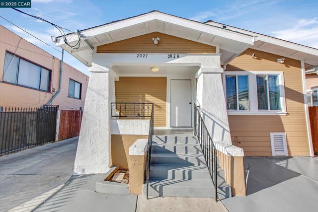 2027 83Rd Ave, Oakland CA: https://media.crmls.org/mediaz/d7068a14-c7d2-47a3-9c3f-3a78b55ae62b.jpg