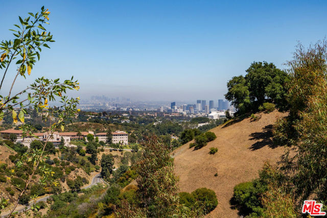 1510 N Tigertail Road, Los Angeles CA: https://media.crmls.org/mediaz/d7071fd2-a6db-409d-ad68-1c27ee7a7847.jpg