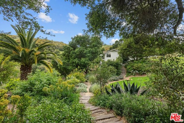 10697 Calle Quebrada, Goleta CA: https://media.crmls.org/mediaz/d707ac0a-283d-4e2c-b50f-2e06ad69f888.jpg
