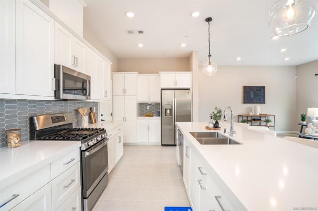 2078 Bluestone Cir, Chula Vista CA: https://media.crmls.org/mediaz/d707ec98-48a9-441b-9fe3-44ee35061cbe.jpg