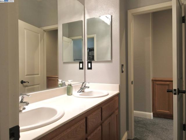 556 Sherborne Court, Galt CA: https://media.crmls.org/mediaz/d70842b3-c295-4706-9d93-6deff9a839ae.jpg