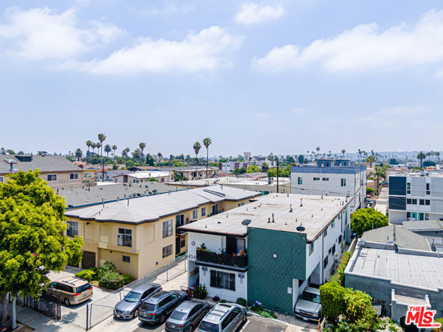4546 W 17th Street, Los Angeles CA: https://media.crmls.org/mediaz/d708723b-a5ce-4bff-85b3-92f3f40dca9c.jpg