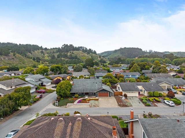 1 Le Havre Place, Half Moon Bay CA: https://media.crmls.org/mediaz/d7088b83-7ff3-4dc9-8a7b-20c9063cdcdc.jpg