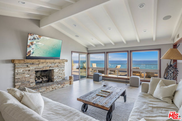 18074 Coastline Drive, Malibu CA: https://media.crmls.org/mediaz/d7096e10-4bb0-4723-981e-356d66cd3ebc.jpg