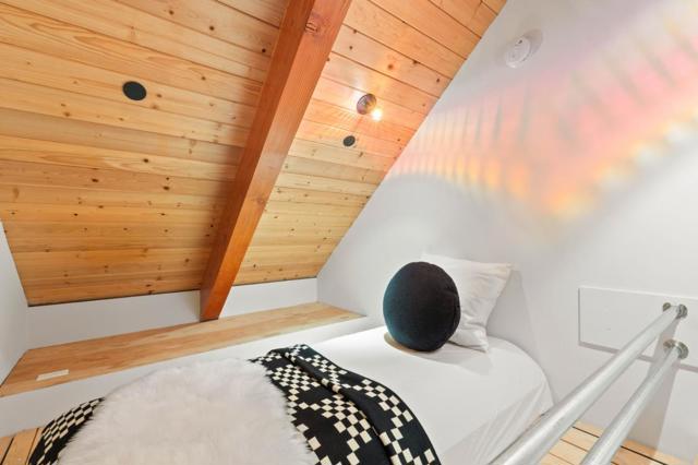 10 Winding Way, San Carlos CA: https://media.crmls.org/mediaz/d709ad52-3180-4461-8b94-204980a32109.jpg