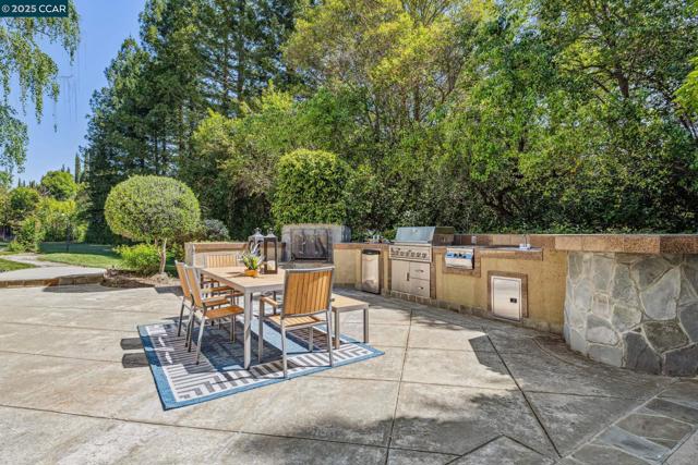 22 Ranger Ct, Alamo CA: https://media.crmls.org/mediaz/d70a222c-0a87-4c2c-806a-e5273cf9c4a7.jpg
