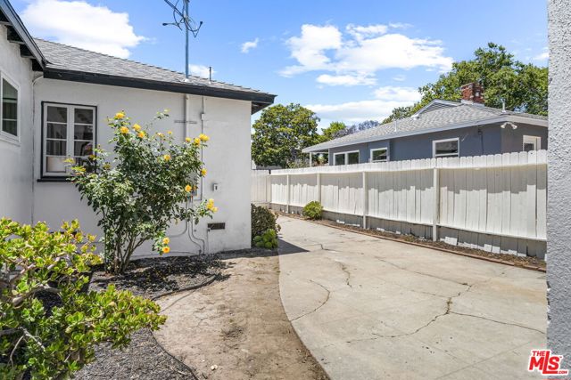 3340 Cardiff Avenue, Los Angeles CA: https://media.crmls.org/mediaz/d70b0acb-8f77-4b64-82b1-e57284cea7e2.jpg