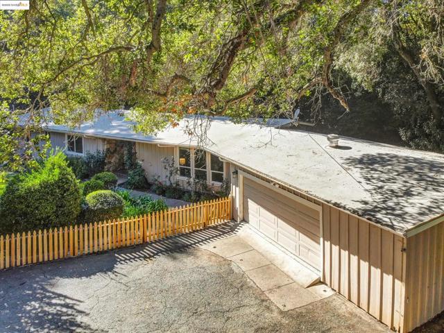 7 Saint Stephens Dr, Orinda CA: https://media.crmls.org/mediaz/d70d259d-9d1d-4df7-b935-6686e41b95d5.jpg
