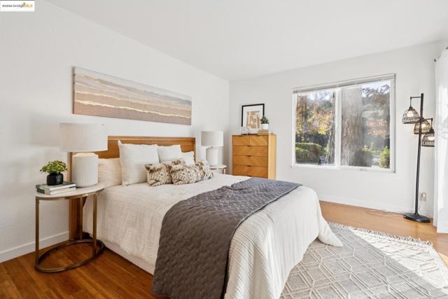 760 Canyon Oaks Dr, Oakland CA: https://media.crmls.org/mediaz/d70d3fc6-bb5d-4734-b3a0-bbecf74fb1a7.jpg