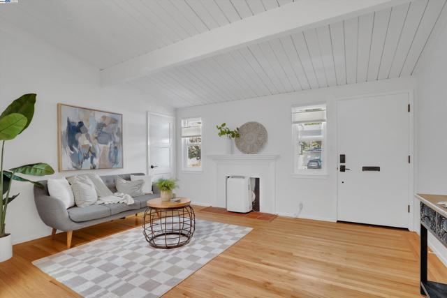 956 Tamarack Ave, San Jose CA: https://media.crmls.org/mediaz/d70dcb43-1f8a-45d6-b938-e763cecb391f.jpg