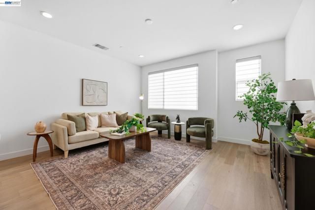 931 Edy Ln, Oakland CA: https://media.crmls.org/mediaz/d70ec69a-0420-4006-88ab-b4d356a97346.jpg