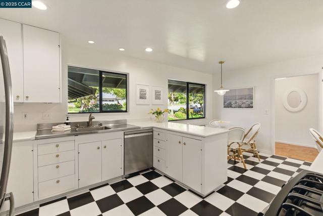 154 Selborne Way, Moraga CA: https://media.crmls.org/mediaz/d710114d-ffdd-49d9-bb65-59b1d835895c.jpg