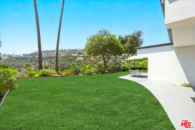 2657 Zorada Drive, Los Angeles CA: https://media.crmls.org/mediaz/d71040df-80a4-4674-bbd7-2bbb5dafa3d4.jpg
