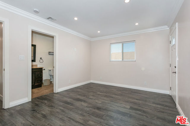7001 Beckett Street, Tujunga CA: https://media.crmls.org/mediaz/d710a2b3-8493-442b-8cf7-f3e224f16fbf.jpg