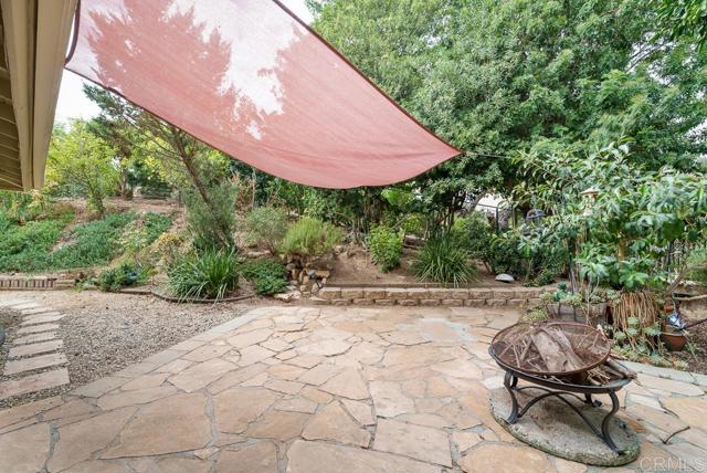 2719 Via Del Robles, Fallbrook CA: https://media.crmls.org/mediaz/d710d89f-d8be-4675-97d7-938c8c391280.jpg