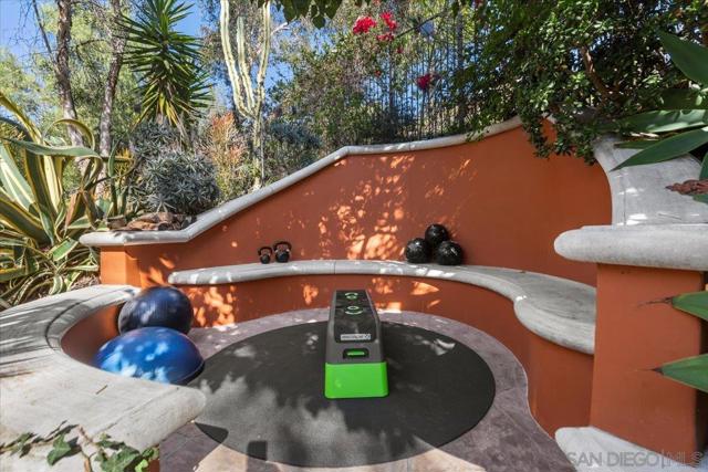 515 Verbena Ct, Encinitas CA: https://media.crmls.org/mediaz/d710fd23-51e2-4c2e-bbb5-d77c7a2acdbd.jpg