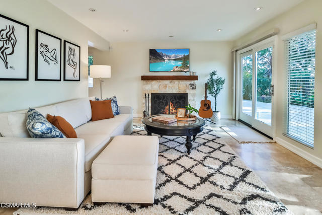 2328 Otono Circle, Thousand Oaks CA: https://media.crmls.org/mediaz/d7126482-8675-4ef6-8140-afdcdfeb4f72.jpg