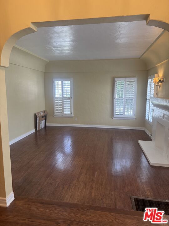 4116 Garthwaite Avenue, Los Angeles CA: https://media.crmls.org/mediaz/d7131b7b-cf4f-40b7-a0d1-cff14ae024a2.jpg