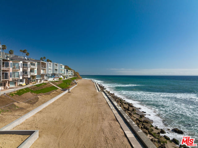 11862 Starfish Lane, Malibu CA: https://media.crmls.org/mediaz/d713dda3-2cf1-44b6-a7fa-a96cee7c4d98.jpg