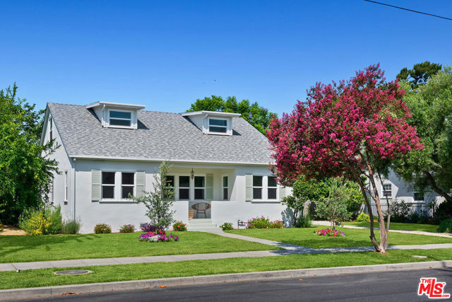 913 N Clybourn Avenue, Burbank CA: https://media.crmls.org/mediaz/d7146863-6dfa-48b4-94c3-934ce9f74214.jpg