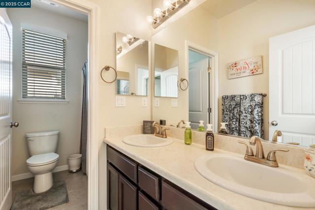 7100 Metcalf Way, Hughson CA: https://media.crmls.org/mediaz/d7146ee4-5ed4-4d63-b703-c724f018b77c.jpg