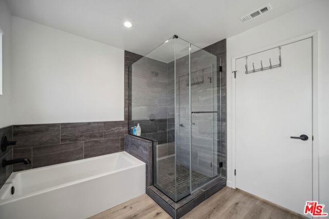 11821 W Holly Way, Valley Village CA: https://media.crmls.org/mediaz/d7160297-774e-474f-8644-2abfd796f4d0.jpg