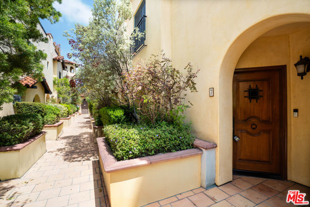 1331 N Sycamore Avenue, Los Angeles CA: https://media.crmls.org/mediaz/d716f566-4ffd-472b-b3ff-b6315ccc9d1a.jpg