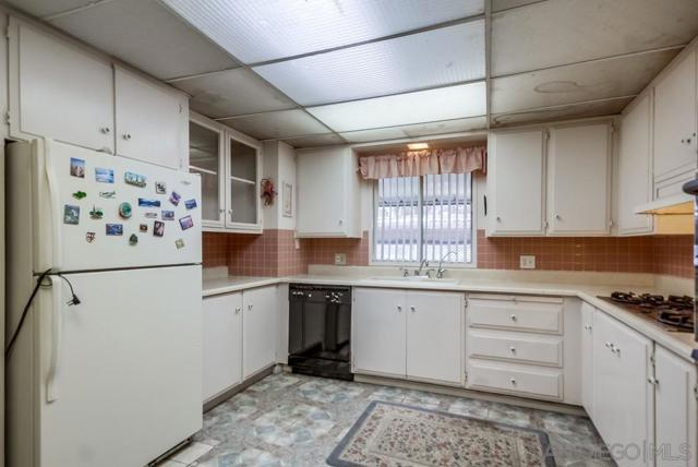 14215 Pecan Park Ln, El Cajon CA: https://media.crmls.org/mediaz/d7188a5c-9e27-4346-acf5-2c41bd76417c.jpg