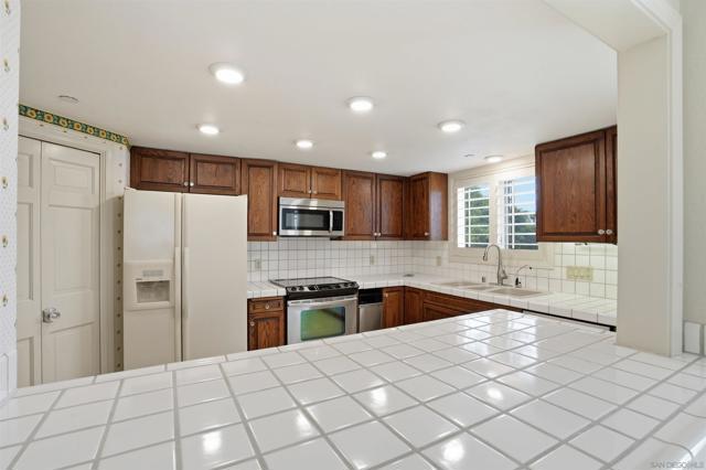 Image 14 of 46 For 1099 1 Street 223