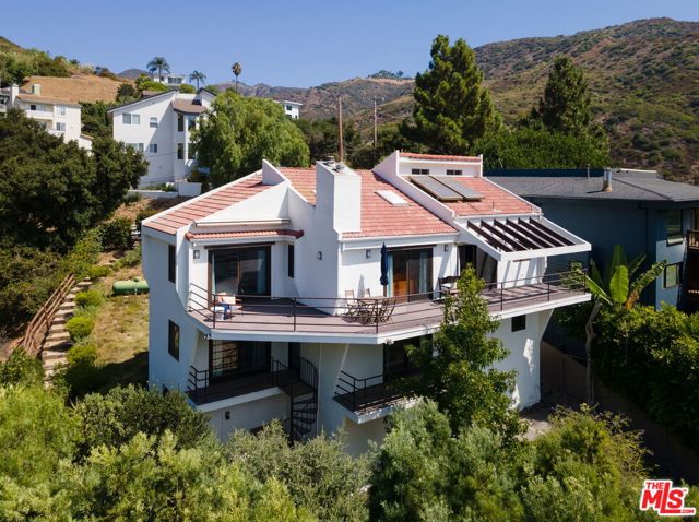 26533 Ocean View Drive, Malibu CA: https://media.crmls.org/mediaz/d719d605-05cc-4b9b-a76c-d922323a72da.jpg