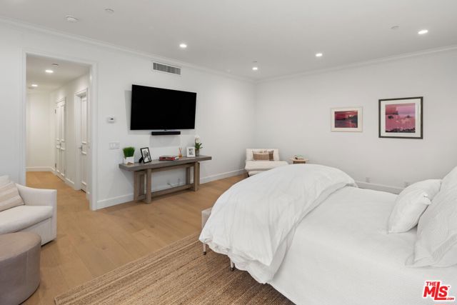 300 N Swall Drive, Beverly Hills CA: https://media.crmls.org/mediaz/d71a9f52-07a9-44c5-90c6-1b2d49a4dc33.jpg