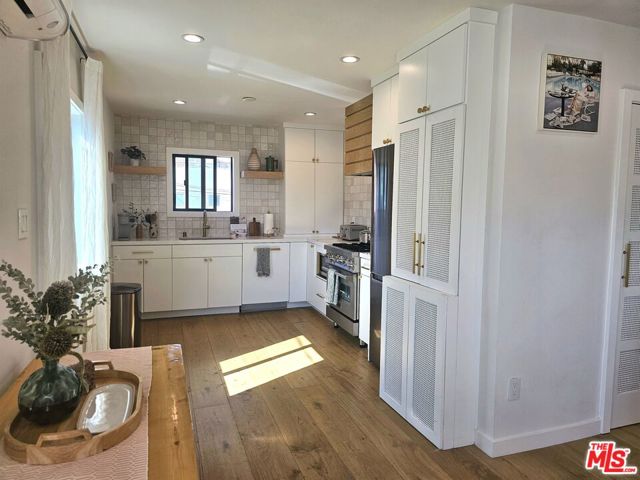 17 Sunset Avenue, Venice CA: https://media.crmls.org/mediaz/d71acf36-af27-459b-80dc-dd1c3853dafe.jpg